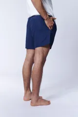 Short de baño azul liso con cintura elástica y cordón ajustable.