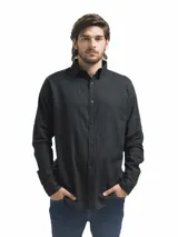Camisa de manga larga color negro, confeccionada en una mezcla de lino y viscosa, con cuello camisero y botones frontales.