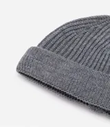 Gorro de lana gris con textura acanalada y borde doblado.