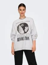 Sudadera gris claro melange de algodón con cuello redondo, mangas largas con hombros caídos, puños y bajo elásticos. Estampado frontal con una bola de espejos y texto "Disco Revolution".