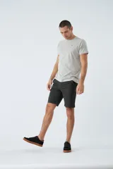 Bermuda de gabardina azul marino con logo bordado, bolsillos laterales y traseros, cierre con cremallera y botón, y presillas para cinturón.