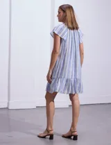 Vestido corto estampado, marca Marissa Olivia. Cuello a la base con frunce y lazo de ajuste. Terminación de ruedo con volado. Forro interno a tono.