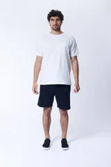 Bermuda deportiva negra de corte recto.