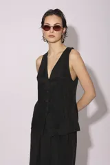 Chaleco marrón con escote en V y cierre frontal de botones.