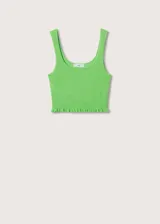 Top color salmón de tejido de punto fino con diseño entallado y crop. Tiene cuello escotado, tirantes anchos y terminaciones festoneadas.