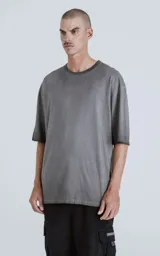 Remerón gris con corte extra oversize, hombros caídos y cuello redondo.