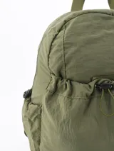 Mochila verde militar de tela impermeable con cierre superior y bolsillo frontal con cordón ajustable.