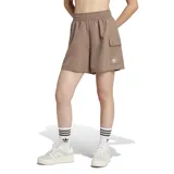 Shorts Adidas ESS C de dama color marrón, con cintura elástica ajustable con cordón, corte holgado, bolsillos laterales y logo bordado.