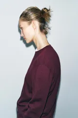 Sweater color borgoña de lana con cuello redondo y mangas largas.