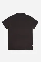Chomba color marrón con cuello clásico, tapeta de dos botones y logo estampado en el pecho.