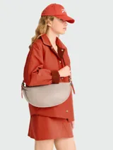 Bandolera Longchamp modelo Crossbody Smoothie M, color gris topo, con correa ajustable y cierre de cremallera.