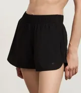 Short deportivo femenino color blanco, de poliéster, con cintura elástica, abertura lateral y bolsillo trasero.