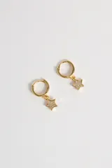 Par de aros dorados tipo argolla con dije de estrella con incrustaciones de strass.