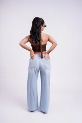 Top color borgoña con escote halter asimétrico y tiras finas que se atan al cuello.