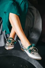 Zapato blucher plateado con estampado animal print, cordones y detalle de flor en el final del cordón. Interior 100% piel y suela de cuero. Incluye plantilla de lana y piel.