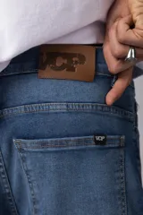 Bermuda de jean gris oscuro, corte recto y largo hasta la rodilla.