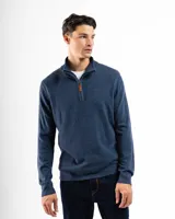 Sweater verde de punto con cuello alto y cierre medio con cremallera.