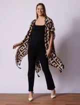 Kimono tejido con estampado geométrico en tonos beige y negro. Tiene terminación de ruedo con borlas negras.