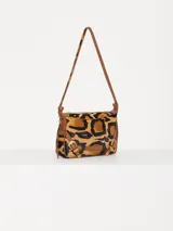 Mini cartera bandolera de cuero con estampado animal print, correa regulable de cuero y pelo, y hebillas metálicas.