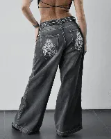 Pantalón de jean gris oscuro de corte ancho con bolsillos traseros con bordados blancos.