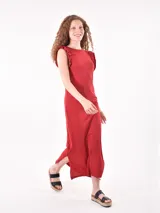 Vestido midi de color rojo, sin mangas con detalle de volados en los hombros, cuello redondo y aberturas laterales en el bajo.