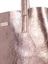 Cartera shopper de cuero graneado color verde oliva, con cierre metálico y tiradores de cuero. Interior sin forro con sobre interior con cierre.