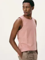 Musculosa azul de corte clásico, con cuello redondo y sisas amplias.