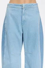 Pantalón vaquero de corte barrel, largo tobillero, tiro medio, con cierre frontal de botón y cremallera, bolsillos delanteros en costura, bolsillos de plastrón en la parte posterior y costadillos laterales.