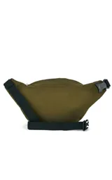 Riñonera JanSport Fifth Avenue negra con estampado de rayos blancos.