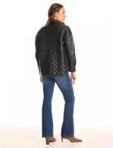 Chaqueta tipo camisa (shacket) de eco cuero color beige, con diseño acolchado en rombos, cuello camisero, botones frontales y dos bolsillos de parche en el pecho.