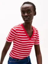 Remera de algodón con rayas horizontales rojas y blancas, cuello en V con borde rojo y corte slim.