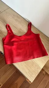 Musculosa roja de cuero de oveja con escote redondo y corte en el frente.