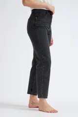 Pantalón de jean mom fit color negro, con corte recto y cintura alta.