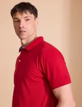 Remera tipo polo color rojo con cuello clásico y tapeta de dos botones. Logo bordado en el pecho.