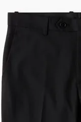 Pantalón de vestir negro de corte recto, con cierre frontal, pretina con botón, bolsillos laterales y traseros ribeteados con botón.
