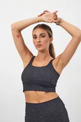 Top deportivo azul marino de corte simple con espalda cuadrada, corte ancho debajo del busto y padding desmontable.