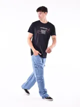 Remera negra de corte regular con estampado de texto en blanco y rojo con la palabra "Rock" en grande.