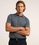 Camisa polo negra de manga corta, confeccionada en poliamida y elastano, con cuello inglés abotonado y tecnología Performance que proporciona mayor comodidad térmica, elasticidad y secado rápido.