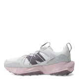 Championes New Balance Trail Trektrel para mujer, color blanco con detalles en gris y lila.
