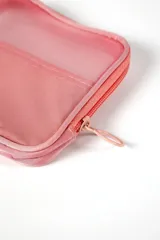 Neceser pequeño cuadrado color rosa, con cierre de cremallera y parte superior de malla transparente.