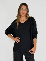 Sweater negro de viscosa, con escote en V y mangas largas holgadas.