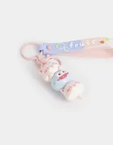 Llavero con dije de animalitos apilados y tira de silicona con la palabra "Fruit" estampada.