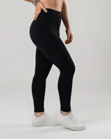 Calza larga negra, modelo chupín, de tiro alto. Confeccionada en algodón y licra opaca, presenta una faja doble tela sin elástico superior para mayor sujeción.