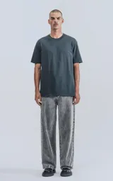 Remera de manga corta color gris oscuro, cuello redondo y calce regular con recorte en la espalda. Confeccionada en algodón premium muy suave al tacto.