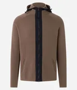 Cardigan de punto color marrón topo, con capucha negra contrastante y cierre frontal de cremallera negra. Presenta bolsillos laterales.
