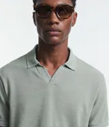 Polo de hombre color gris claro, corte confort, cuello polo, manga corta y tejido texturizado.