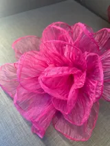 Broche de flor grande confeccionado en organza color blanco.