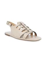 Sandalia chata color beige con estampado croco, hebilla metálica de ajuste en tobillo, forro sintético, plantilla de cuero y suela de TR.