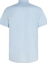 Camisa celeste de mangas cortas, confeccionada en popelín de puro algodón. Tiene cuello abotonado, bajo redondeado y logo de Tommy Hilfiger bordado en el pecho.