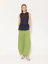 Pantalón verde confeccionado en poplin 4way, de corte ancho. Incluye bolsillos laterales y ojales en la parte trasera, con presillas en la cintura para ajuste. Acceso mediante cierre, gancho pantalonero y botón interno.
